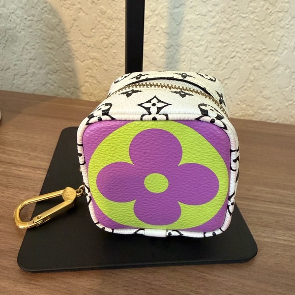 LOUIS VUITTON Monogram
Giant Portemonnaie Cube Mini
Cube Coin Bag Key Charm - Picture 2 of 10